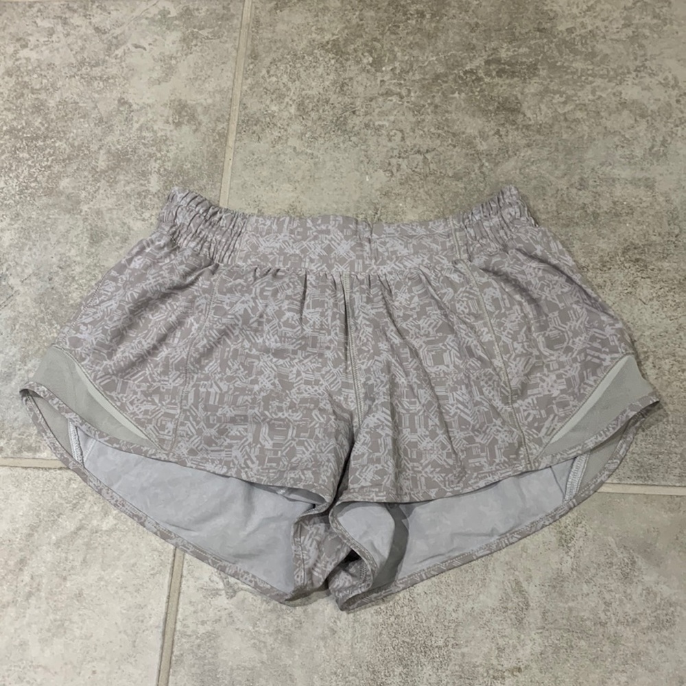 Lululemon hotty hot low rise lined 2.5” shorts